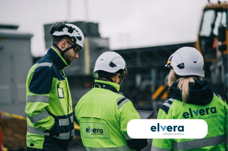 Kuvassa kolme kypäräpäistä työntekijää työmaalla